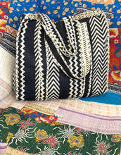 Load image into Gallery viewer, Blaockprint Quilted Bag