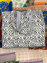 Load image into Gallery viewer, Blockprint Quilted Bag