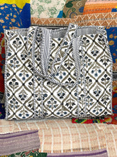 Load image into Gallery viewer, Blockprint Quilted Bag