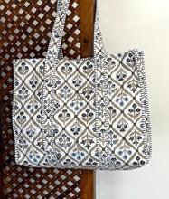 Load image into Gallery viewer, Blockprint Quilted Bag