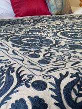 Load image into Gallery viewer, SUZANI Throw