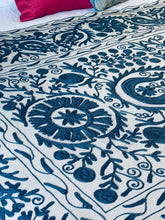 Load image into Gallery viewer, SUZANI Throw