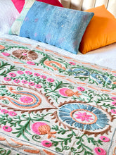 Load image into Gallery viewer, SUZANI Throw