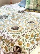 Load image into Gallery viewer, SUZANI Throw