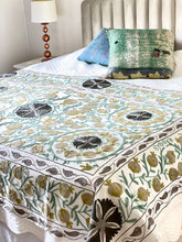 Load image into Gallery viewer, SUZANI Throw