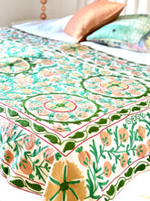 Load image into Gallery viewer, SUZANI Throw