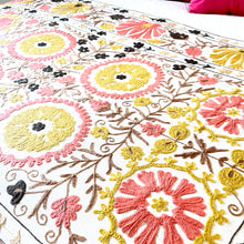 Load image into Gallery viewer, SUZANI Throw