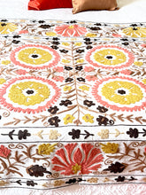 Load image into Gallery viewer, SUZANI Throw