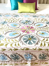 Load image into Gallery viewer, SUZANI Throw