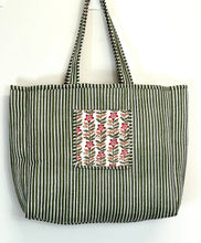 Load image into Gallery viewer, Blockprint Quilted Bag
